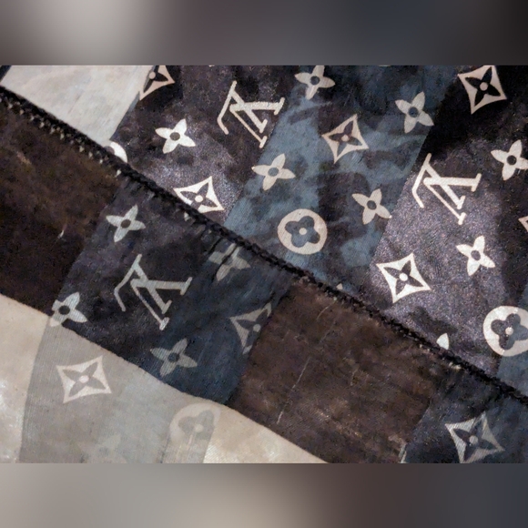 Louis Vuitton Monogram Scarf - Picture 2 of 8